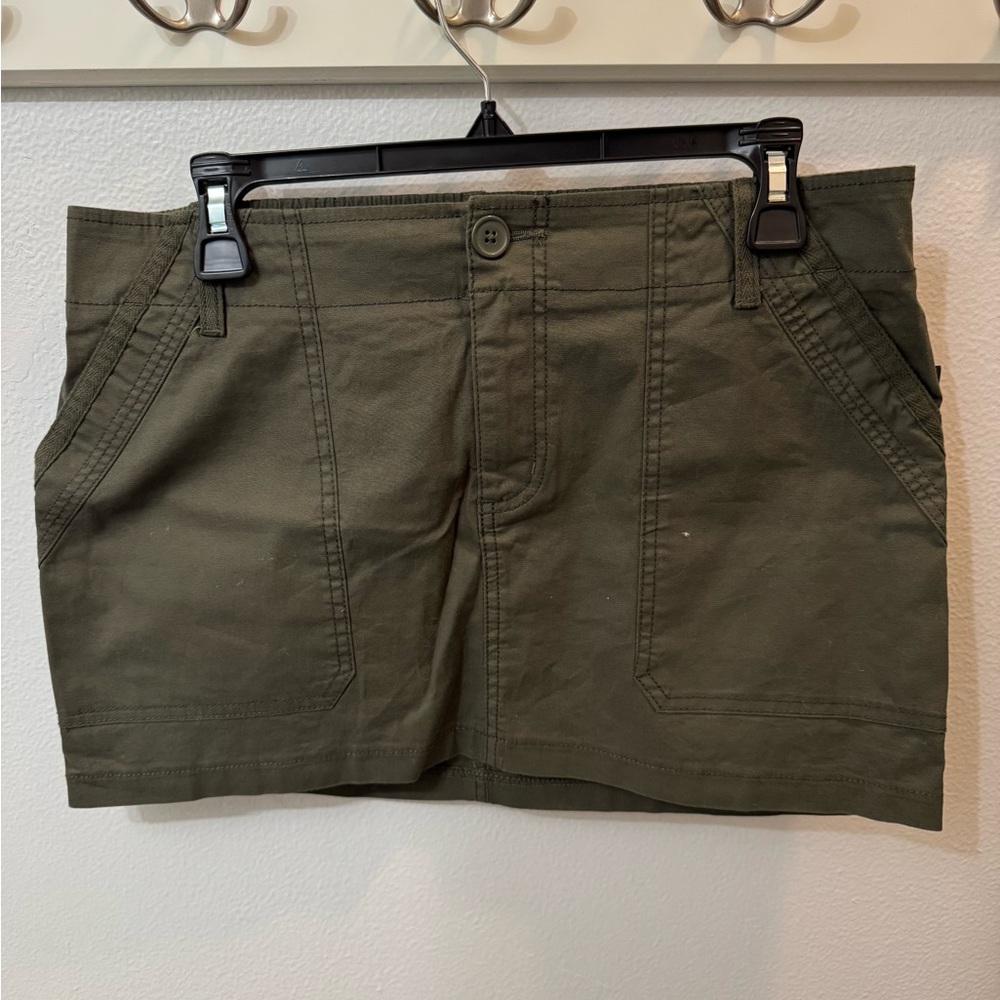 Women’s mid rise cargo mini skirt